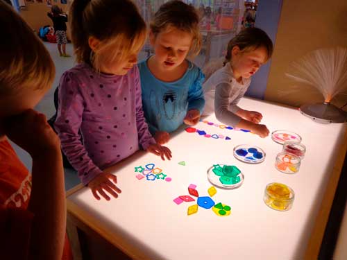 Cómo hacer una mesa de luz multisensorial para niños
